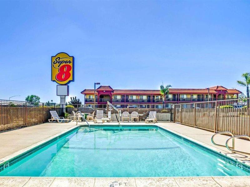 Super 8 By Wyndham Upland Ontario Ca Hotel Ngoại thất bức ảnh