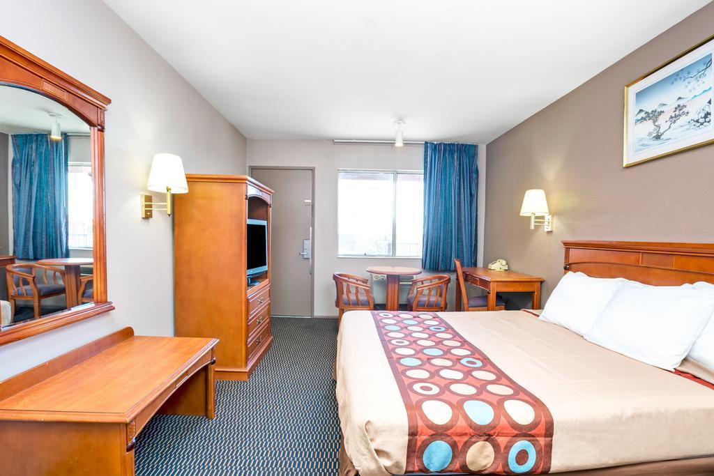 Super 8 By Wyndham Upland Ontario Ca Hotel Ngoại thất bức ảnh