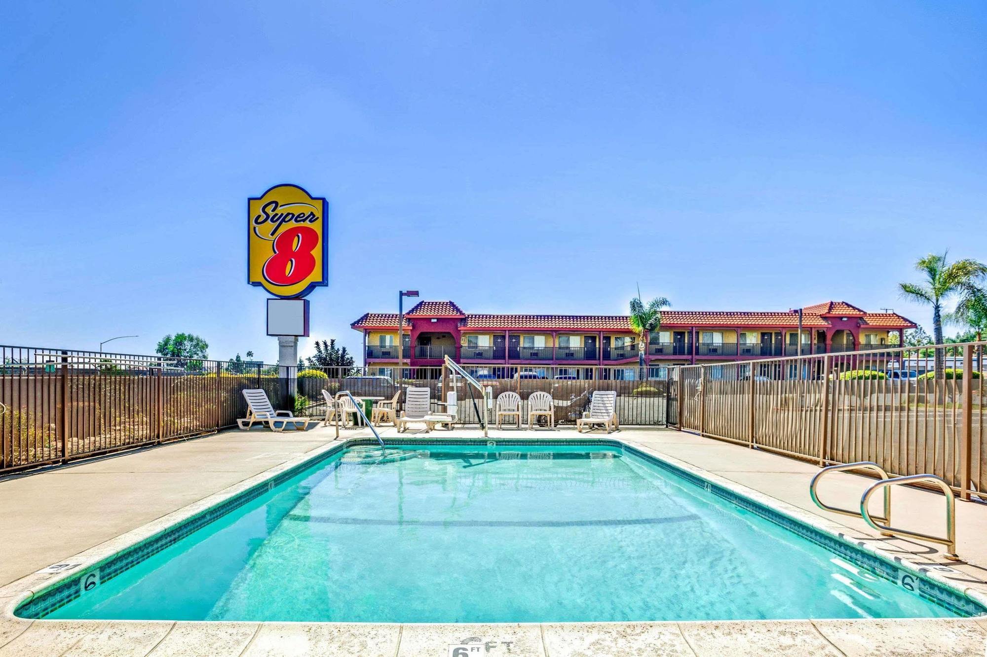Super 8 By Wyndham Upland Ontario Ca Hotel Ngoại thất bức ảnh